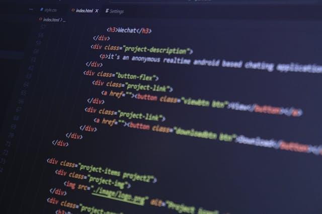 Код HTML разметки на экране монитора